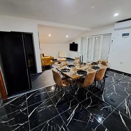 Apartman *m* Apartman *