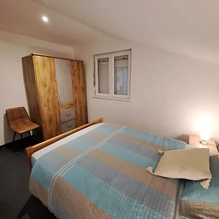 Apartman *m*