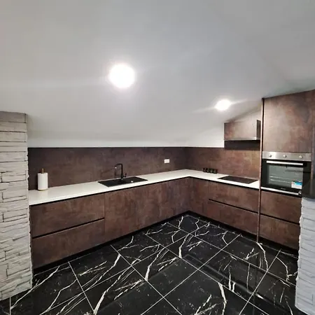 Apartman *m* Apartman *