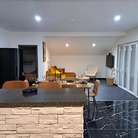 Apartman *m*