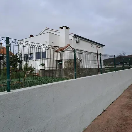 Apartman *m*