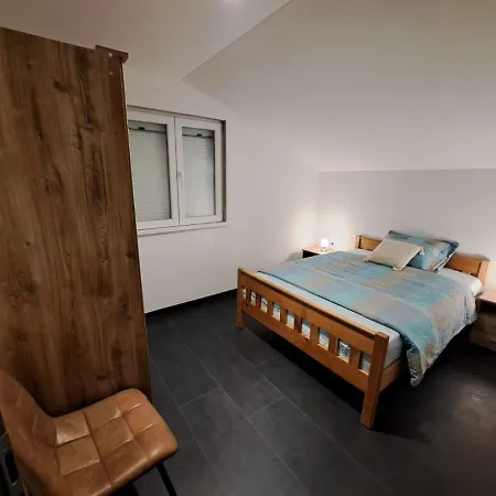 Apartman *m* Apartman *