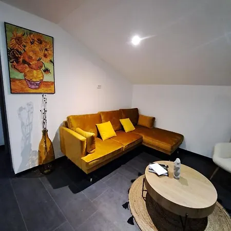 Apartman *m*